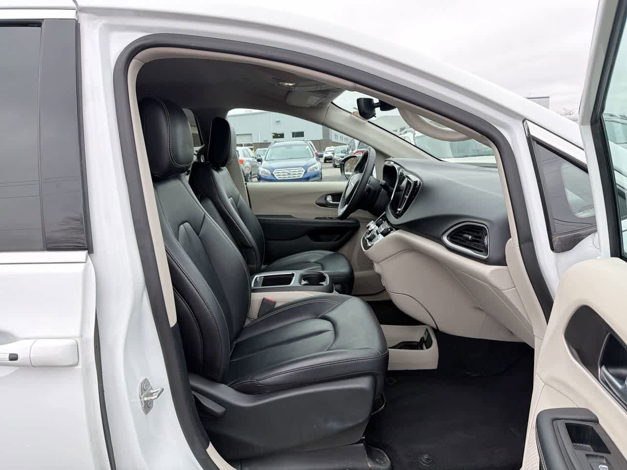 Used 2024 Chrysler Pacifica Touring-L FWD image 26