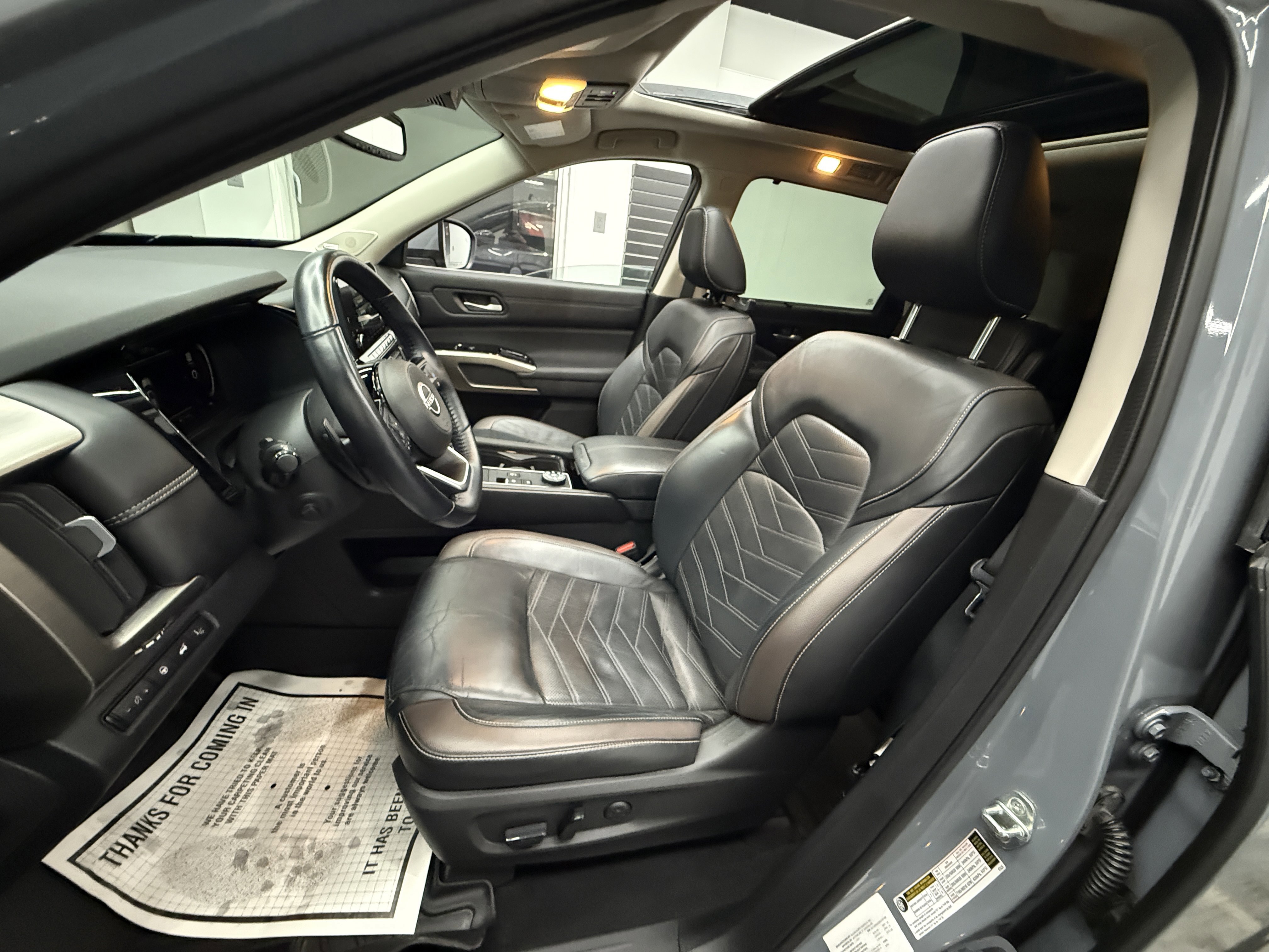 Used 2022 Nissan Pathfinder Platinum image 17