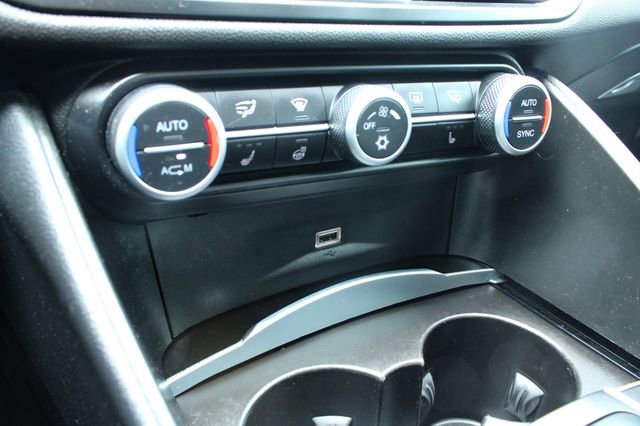Used 2017 Alfa Romeo Giulia Sprint w/ Cold Weather Package image 18