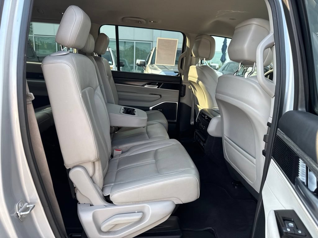 Used 2024 Jeep Wagoneer L Series II w/ Flexible Seating Group AWD/4WD image 17