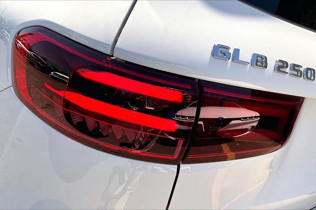 Used 2026 Mercedes-Benz GLB 250 4MATIC image 32