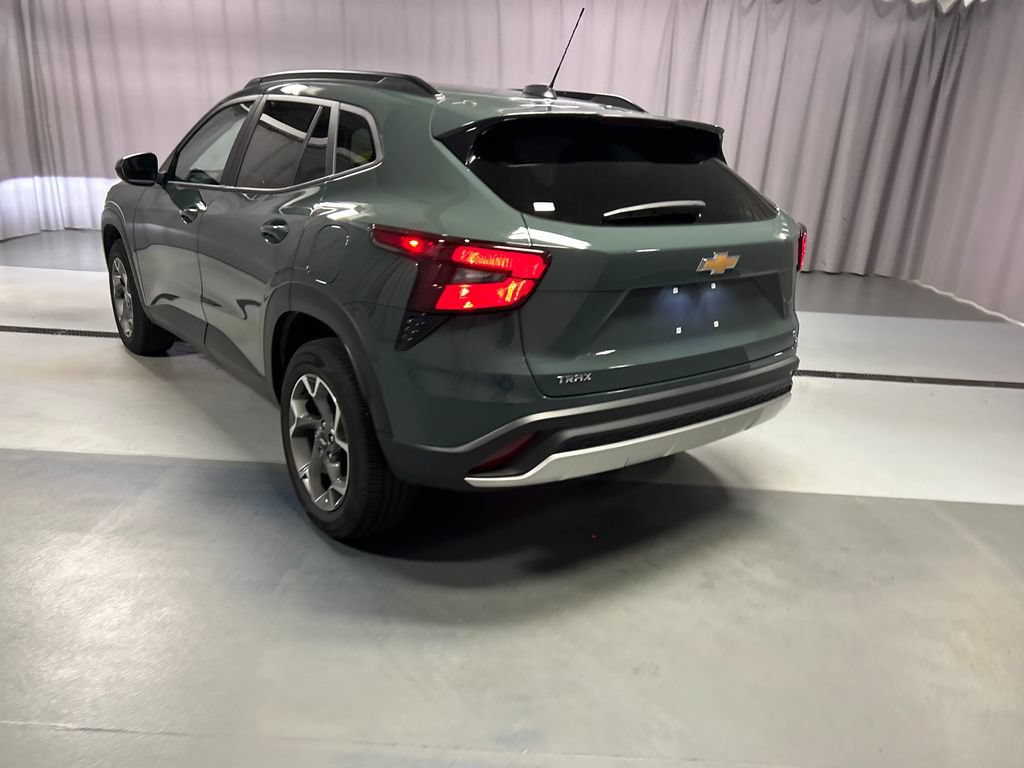 Used 2025 Chevrolet Trax LT FWD image 5