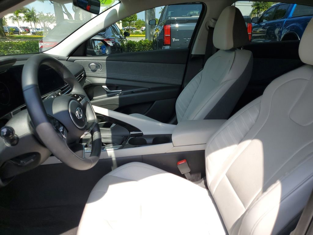 Used 2023 Hyundai Elantra Limited FWD image 16