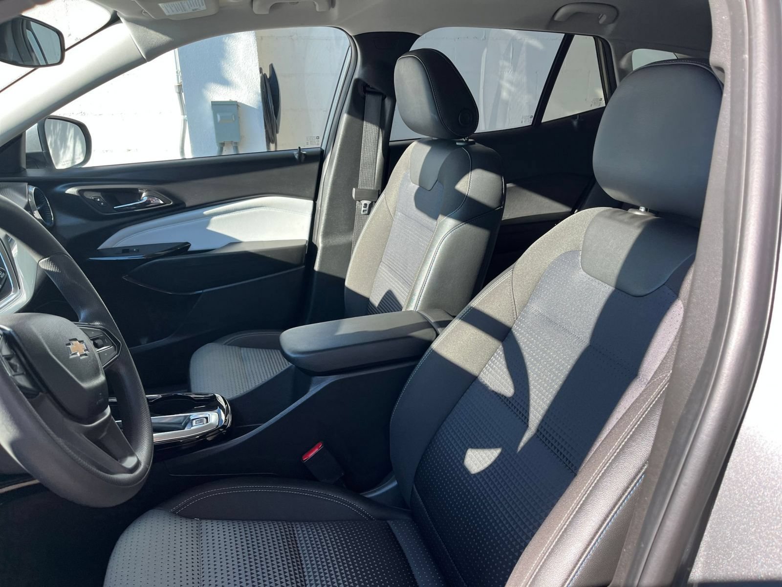 Used 2025 Chevrolet Trax LT FWD image 28
