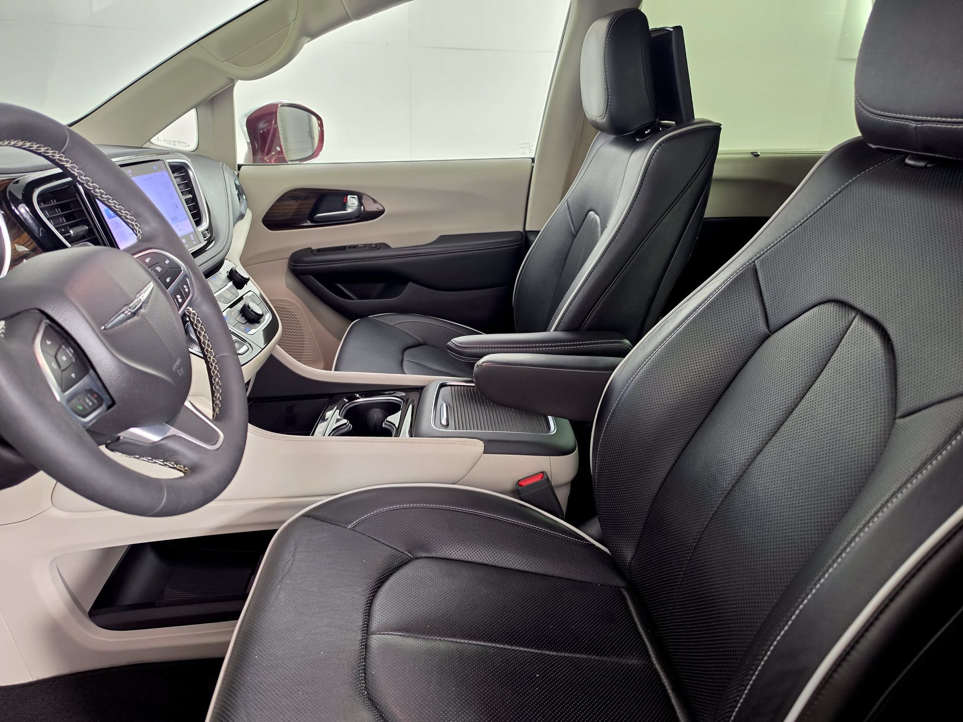 Used 2022 Chrysler Pacifica Limited w/ Uconnect Theater Family Group FWD image 15