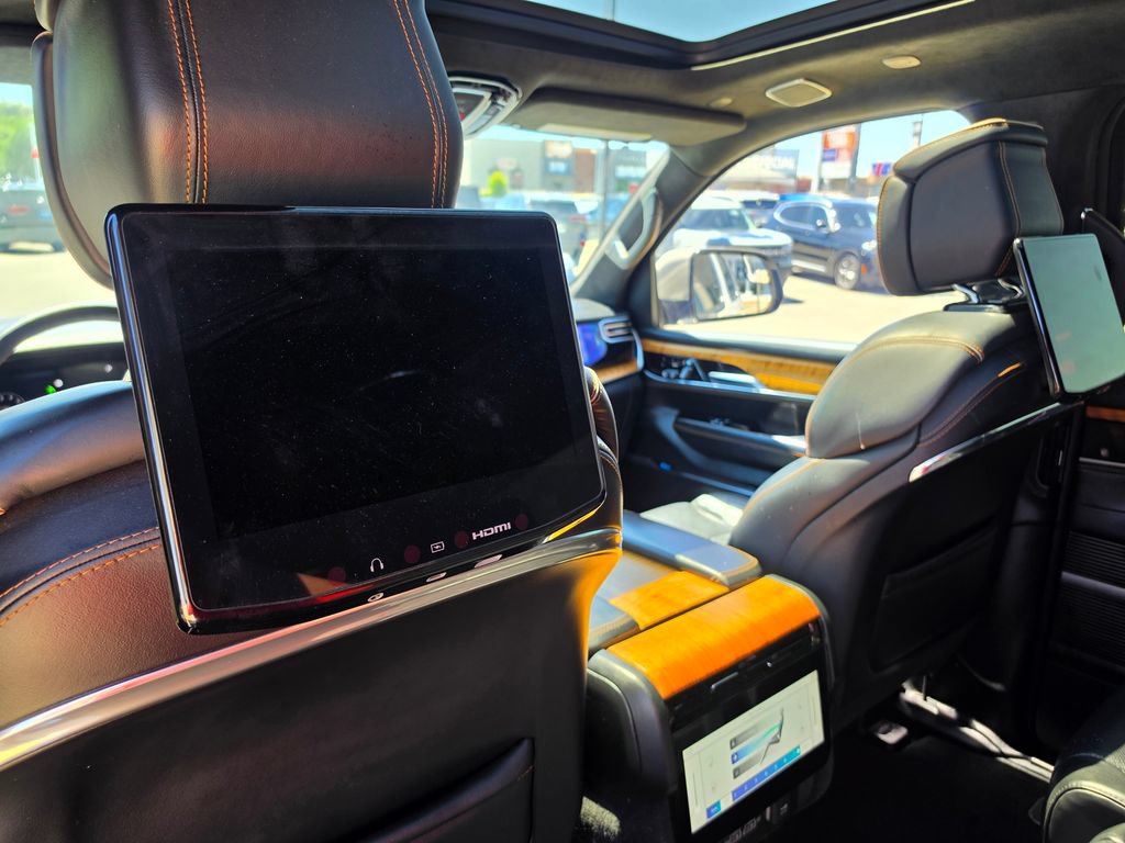 Used 2022 Jeep Grand Wagoneer Series III w/ Rear Seat Video Group 1 AWD/4WD image 16