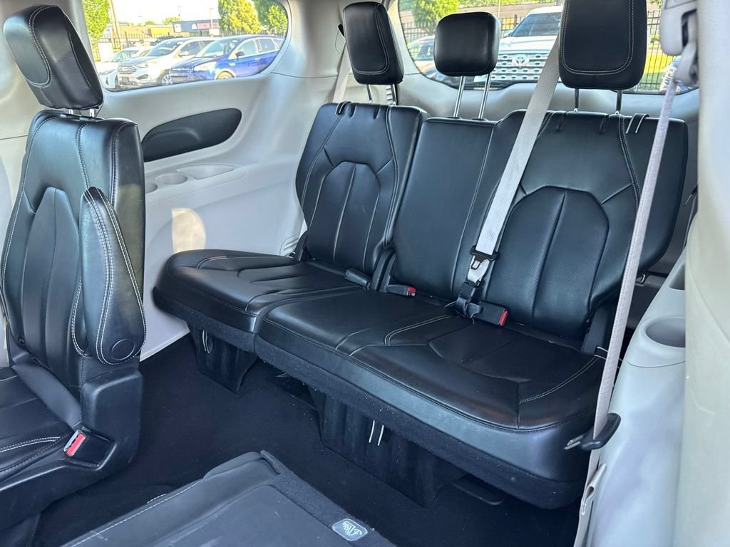 Used 2023 Chrysler Pacifica Touring-L FWD image 12