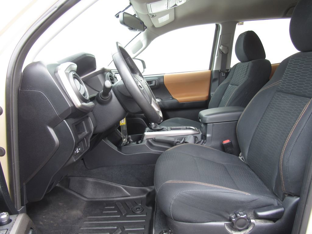 Used 2017 Toyota Tacoma SR5 AWD/4WD image 14