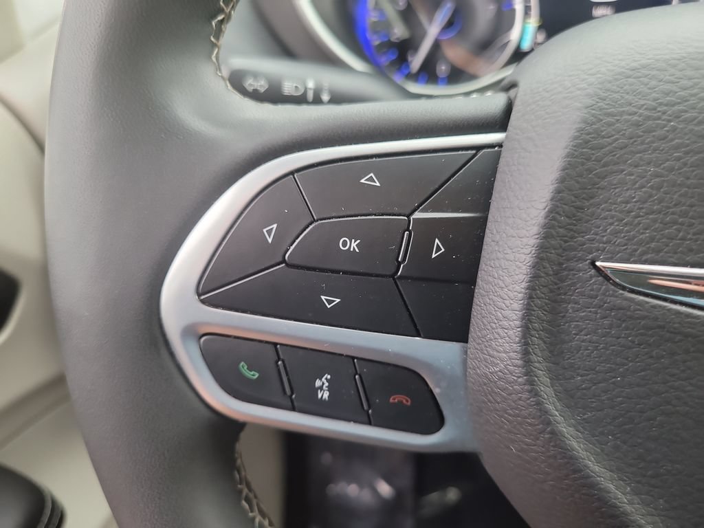 Certified 2023 Chrysler Pacifica Touring-L FWD image 32