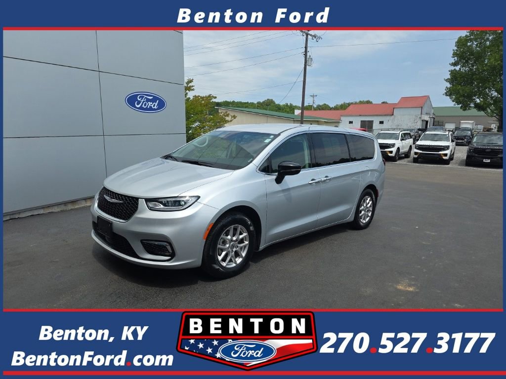 Used 2024 Chrysler Pacifica Touring-L FWD image 1