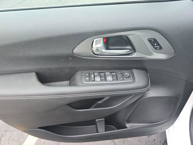 New 2025 Chrysler Pacifica Select w/ Uconnect Theater Family Group image 9