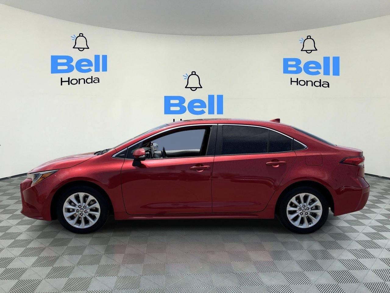 Used 2020 Toyota Corolla XLE w/ Carpet Mat Package (TMS) FWD image 2