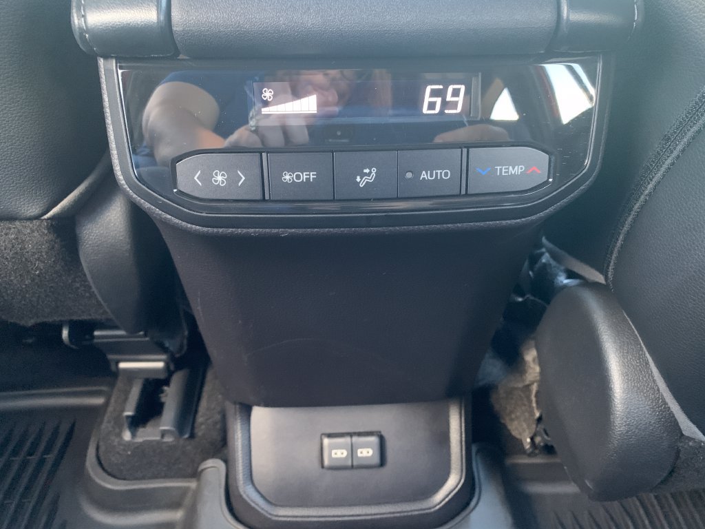 Used 2023 Toyota Highlander XSE FWD image 19
