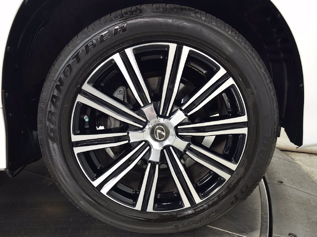 Used 2020 Lexus LX 570 4WD w/ Luxury Package image 12
