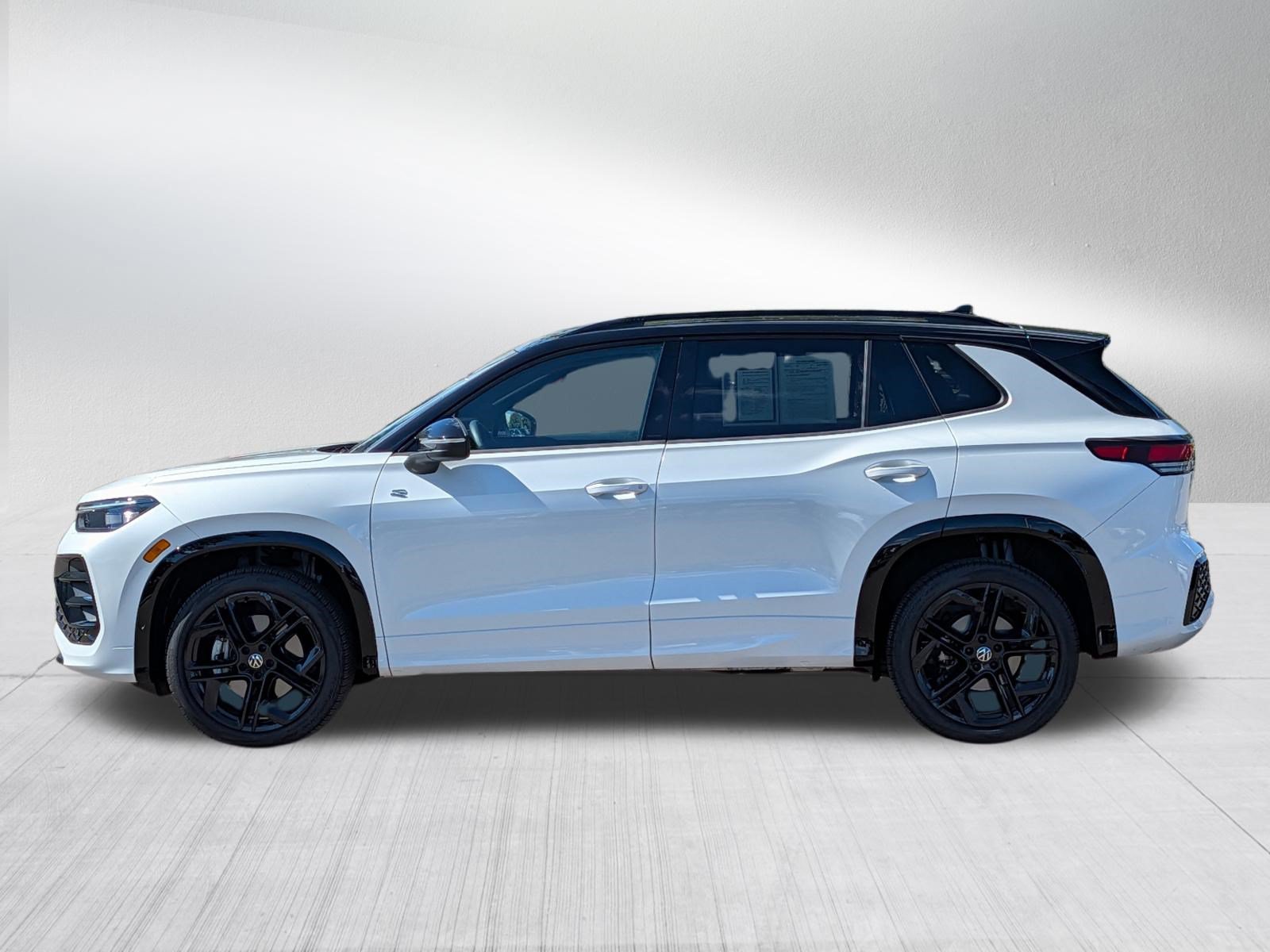 Certified 2026 Volkswagen Tiguan SE R-Line AWD/4WD image 4