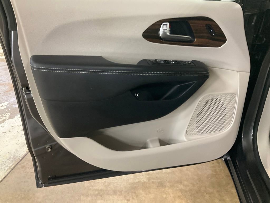 Used 2021 Chrysler Pacifica Limited image 11