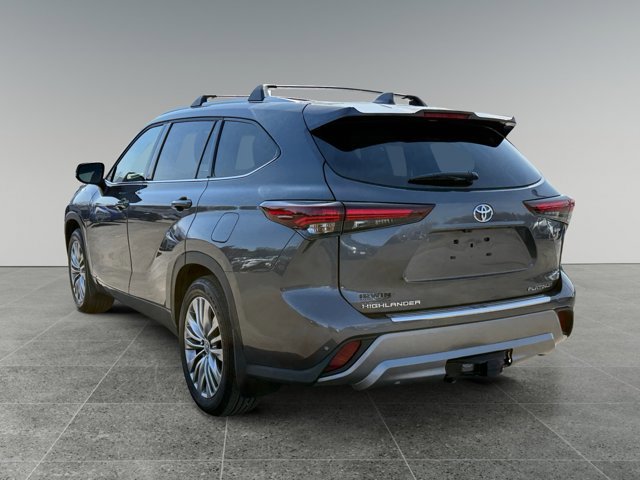 Used 2025 Toyota Highlander Platinum image 3