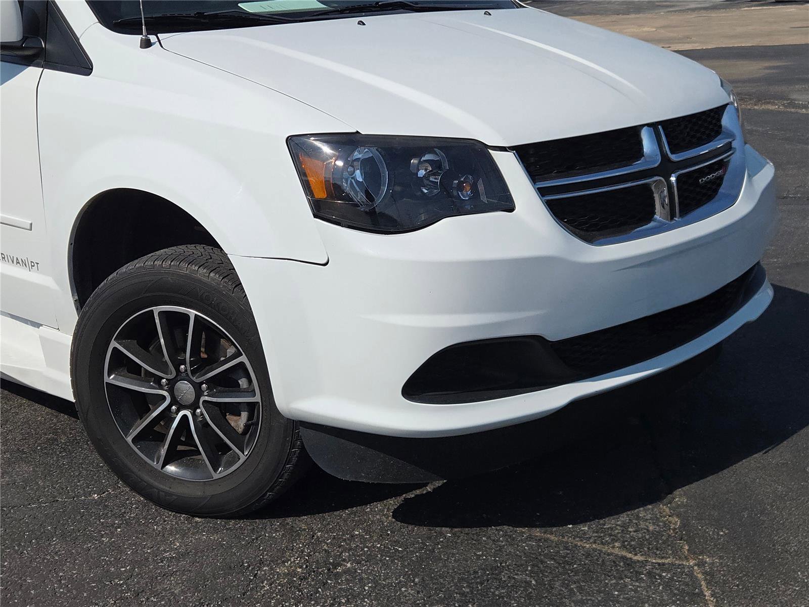 Used 2016 Dodge Grand Caravan SE image 2