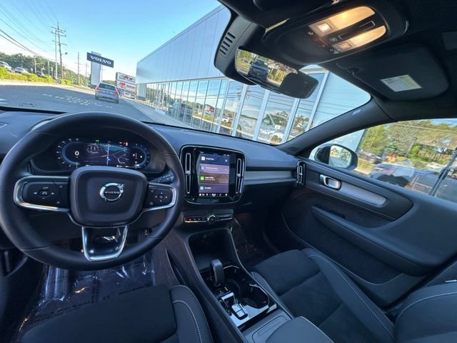 Certified 2025 Volvo XC40 B5 Plus AWD/4WD image 21