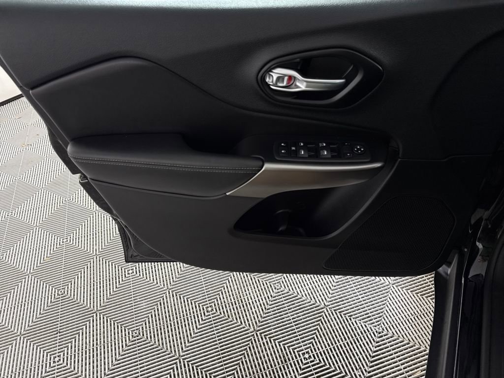 Used 2021 Jeep Cherokee Latitude Lux w/ Comfort/Convenience Group image 10