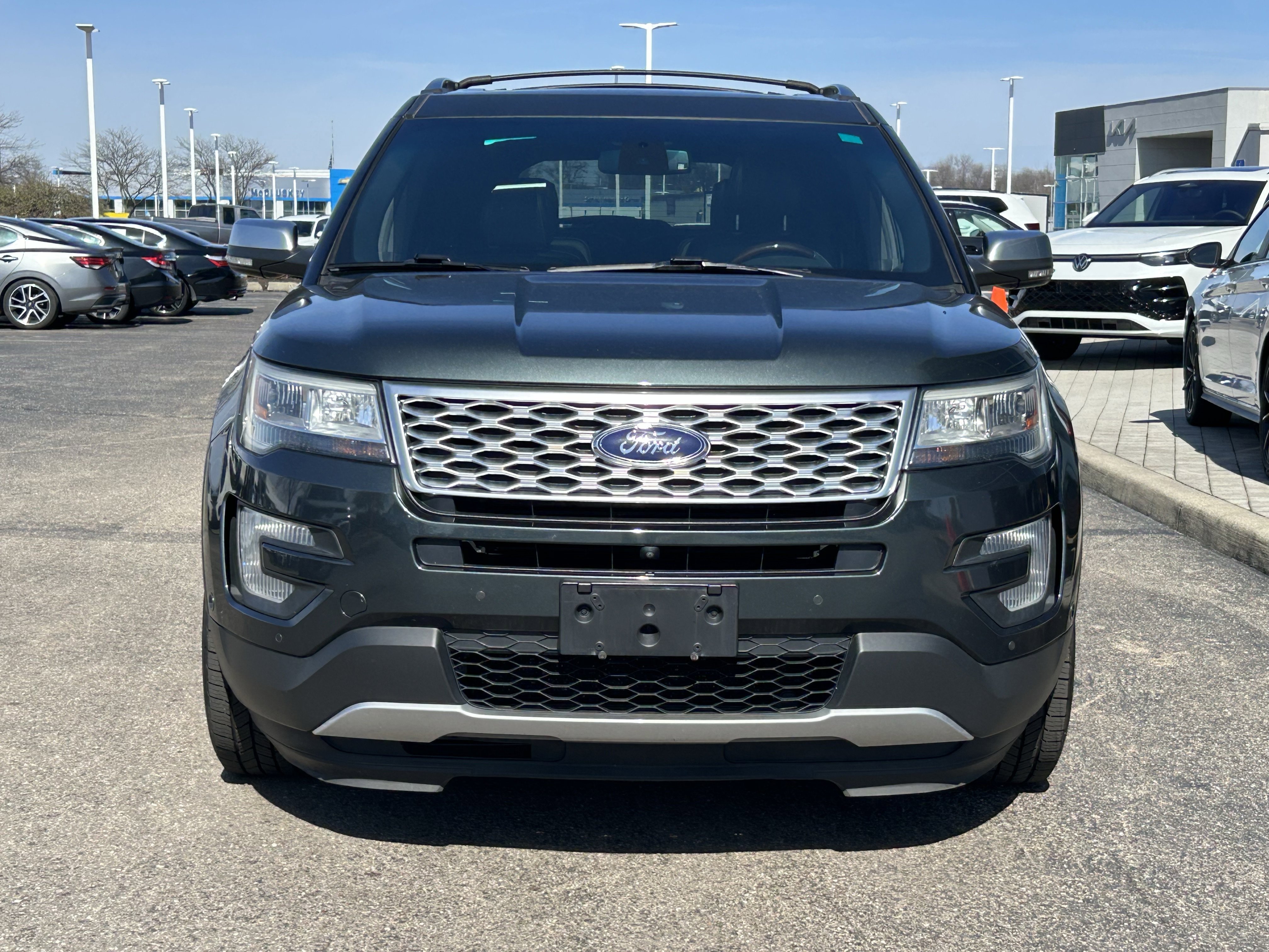Used 2016 Ford Explorer Platinum image 2