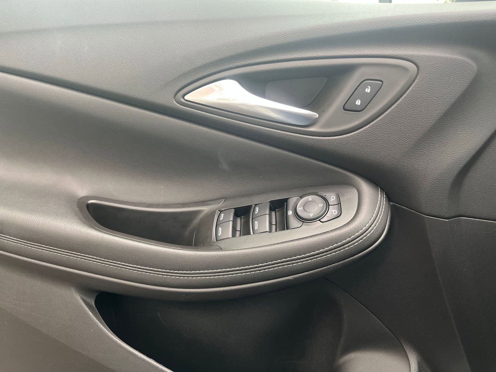 Used 2025 Buick Encore GX Preferred FWD image 18