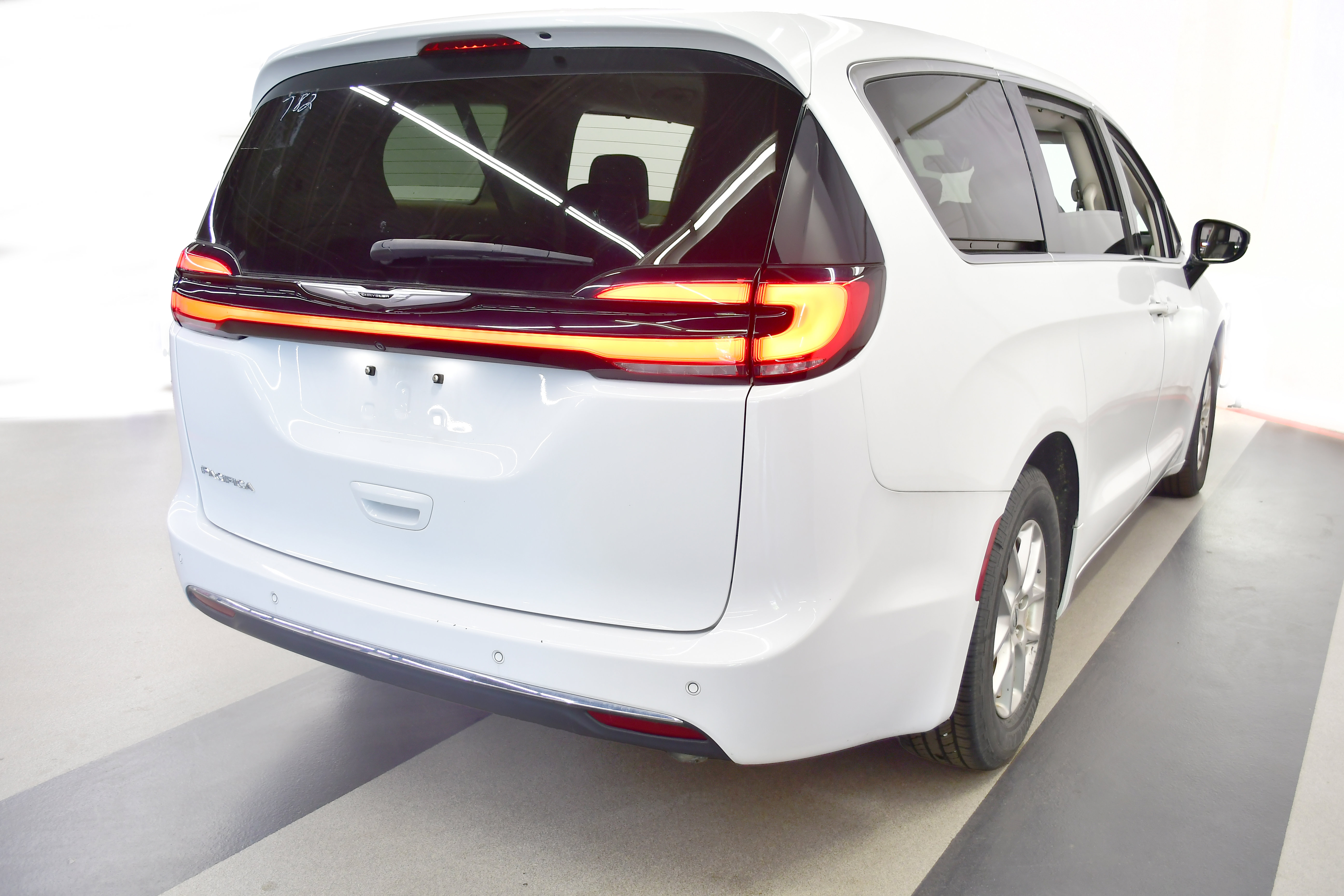 Used 2024 Chrysler Pacifica Touring-L FWD image 7