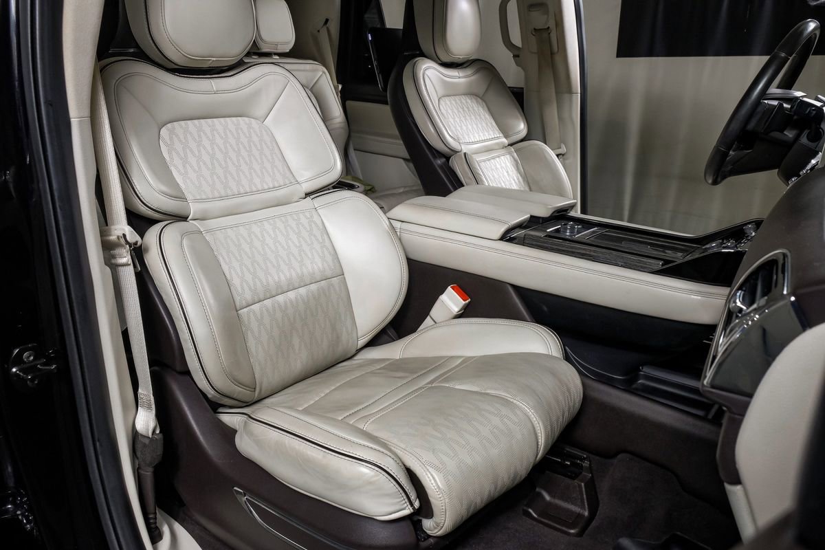 Used 2020 Lincoln Navigator Black Label w/ Cargo Convenience Package AWD/4WD image 30