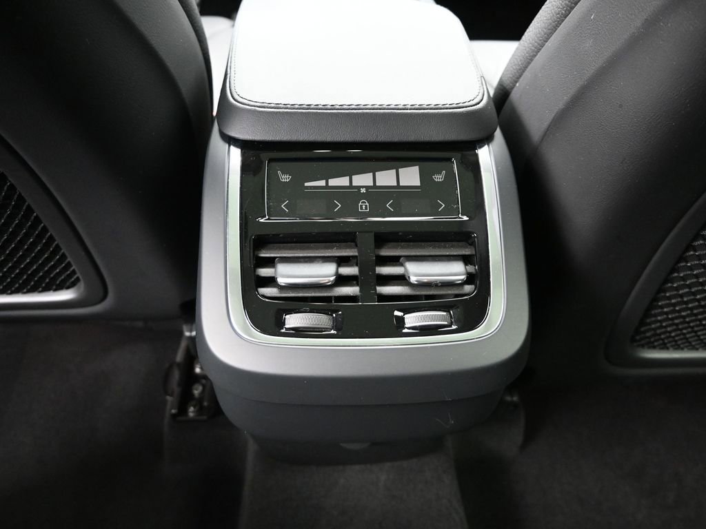 Used 2023 Volvo XC90 B6 Plus image 16