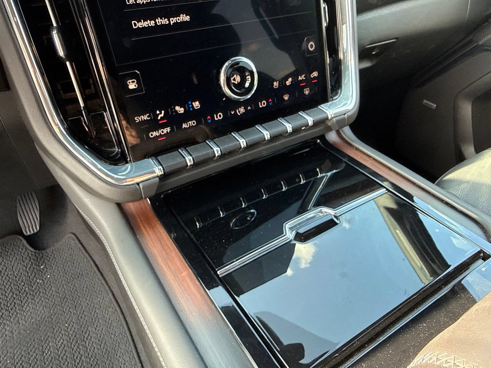 Used 2025 GMC Yukon Denali AWD/4WD image 27