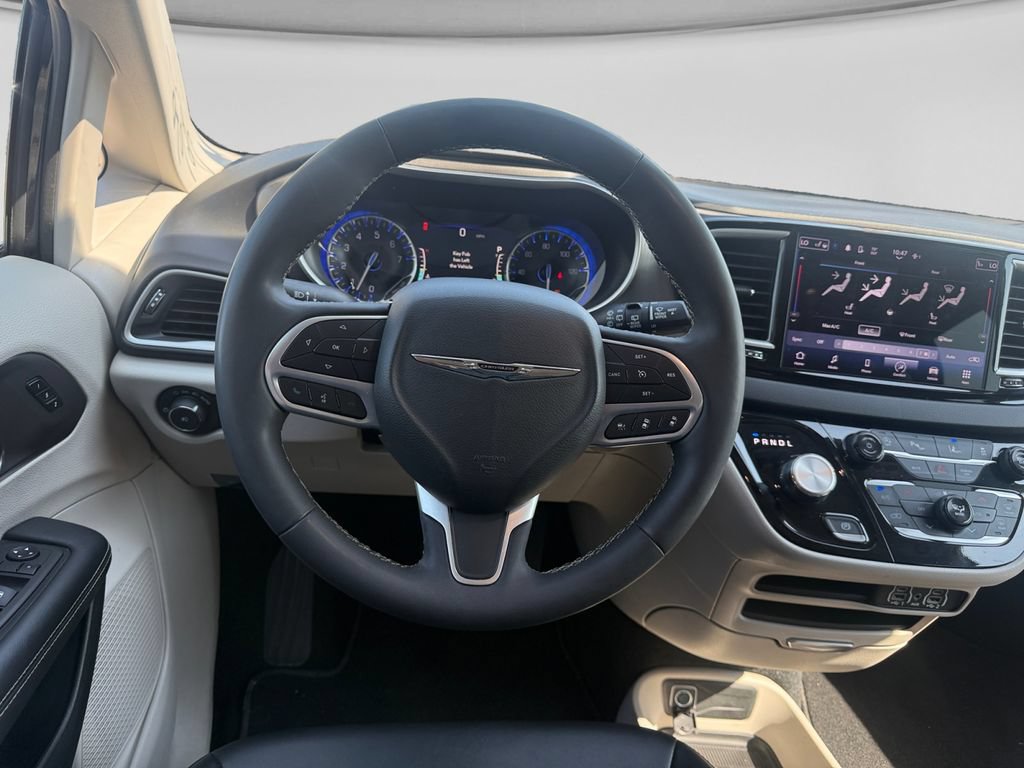 Used 2024 Chrysler Pacifica Touring-L FWD image 15