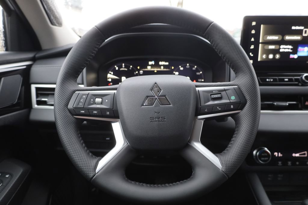 New 2025 Mitsubishi Outlander SE image 57