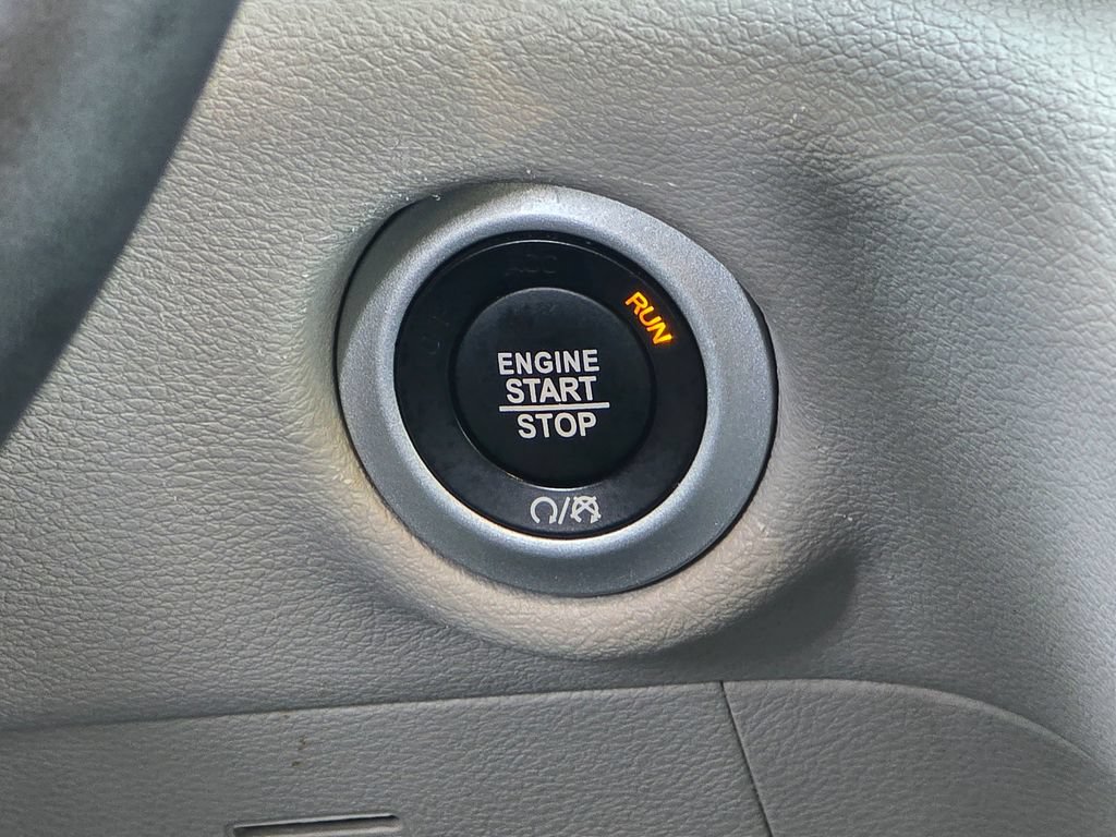 Used 2024 Chrysler Pacifica Touring-L FWD image 34