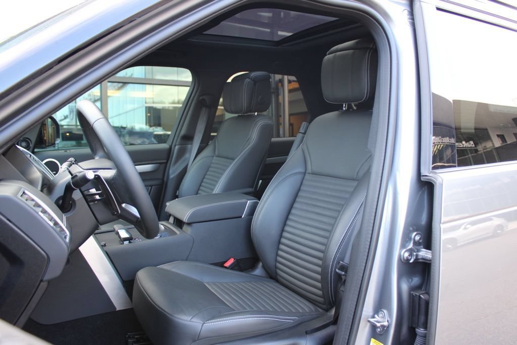 Certified 2025 Land Rover Discovery Dynamic SE AWD/4WD image 6