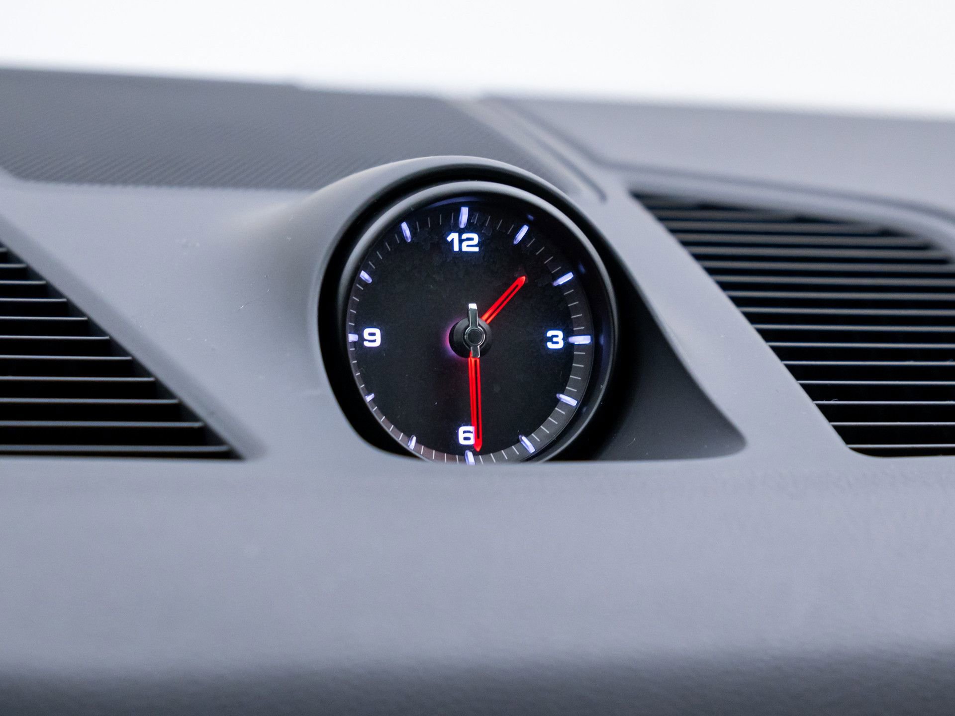 Certified 2023 Porsche Cayenne Platinum Edition image 25