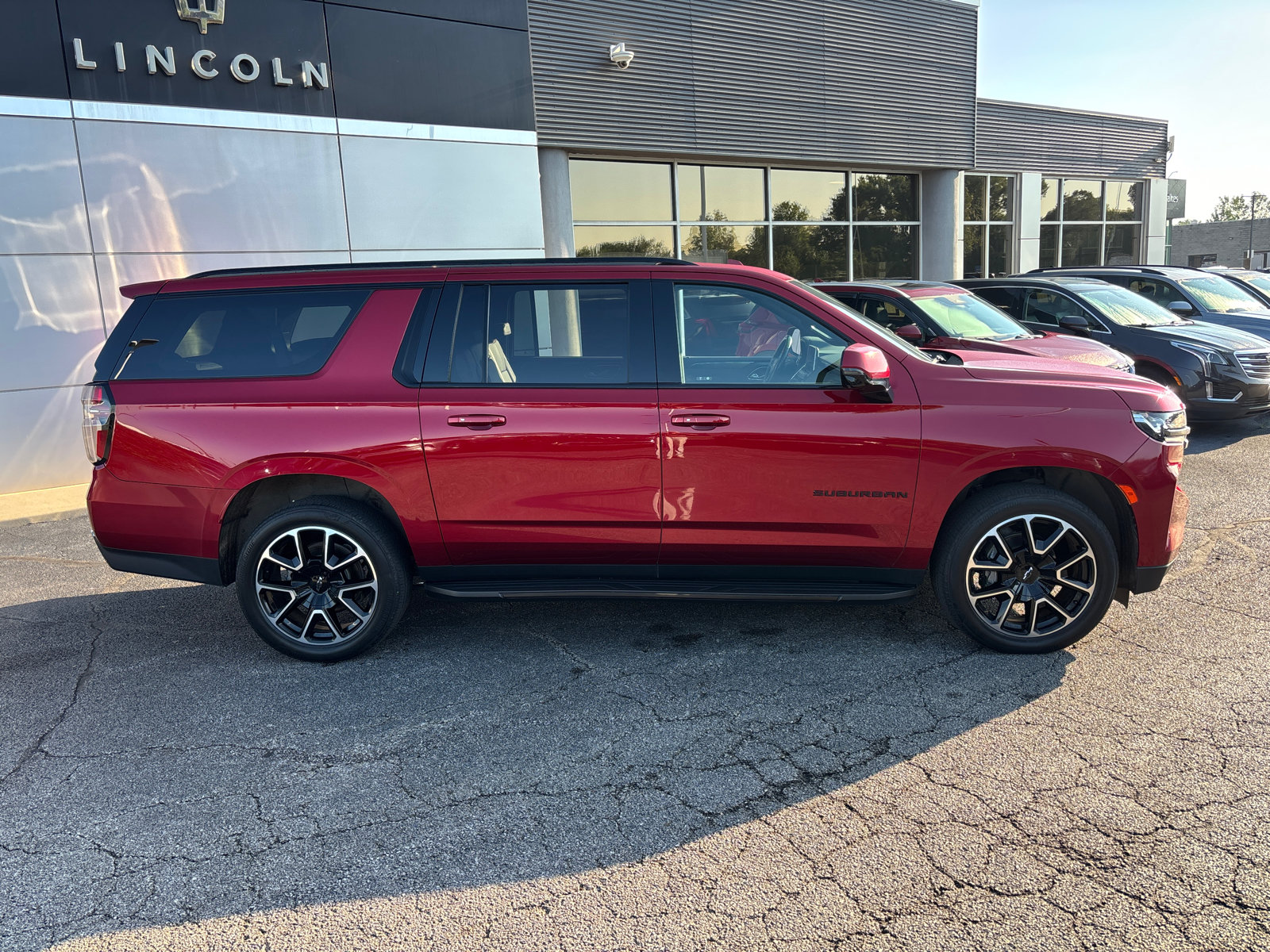 Used 2022 Chevrolet Suburban RST w/ Luxury Package AWD/4WD image 8