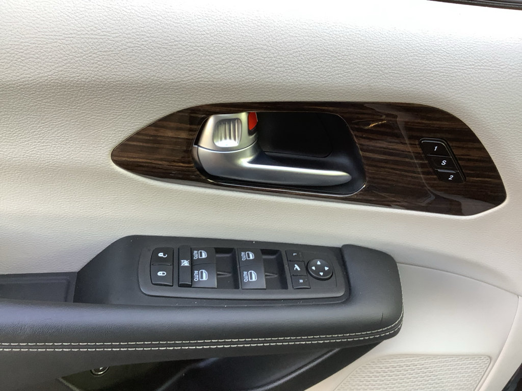 Used 2023 Chrysler Pacifica Limited FWD image 13