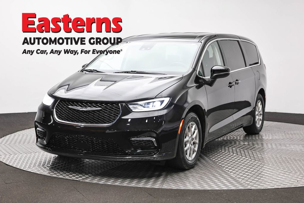 Used 2023 Chrysler Pacifica Touring-L FWD image 1