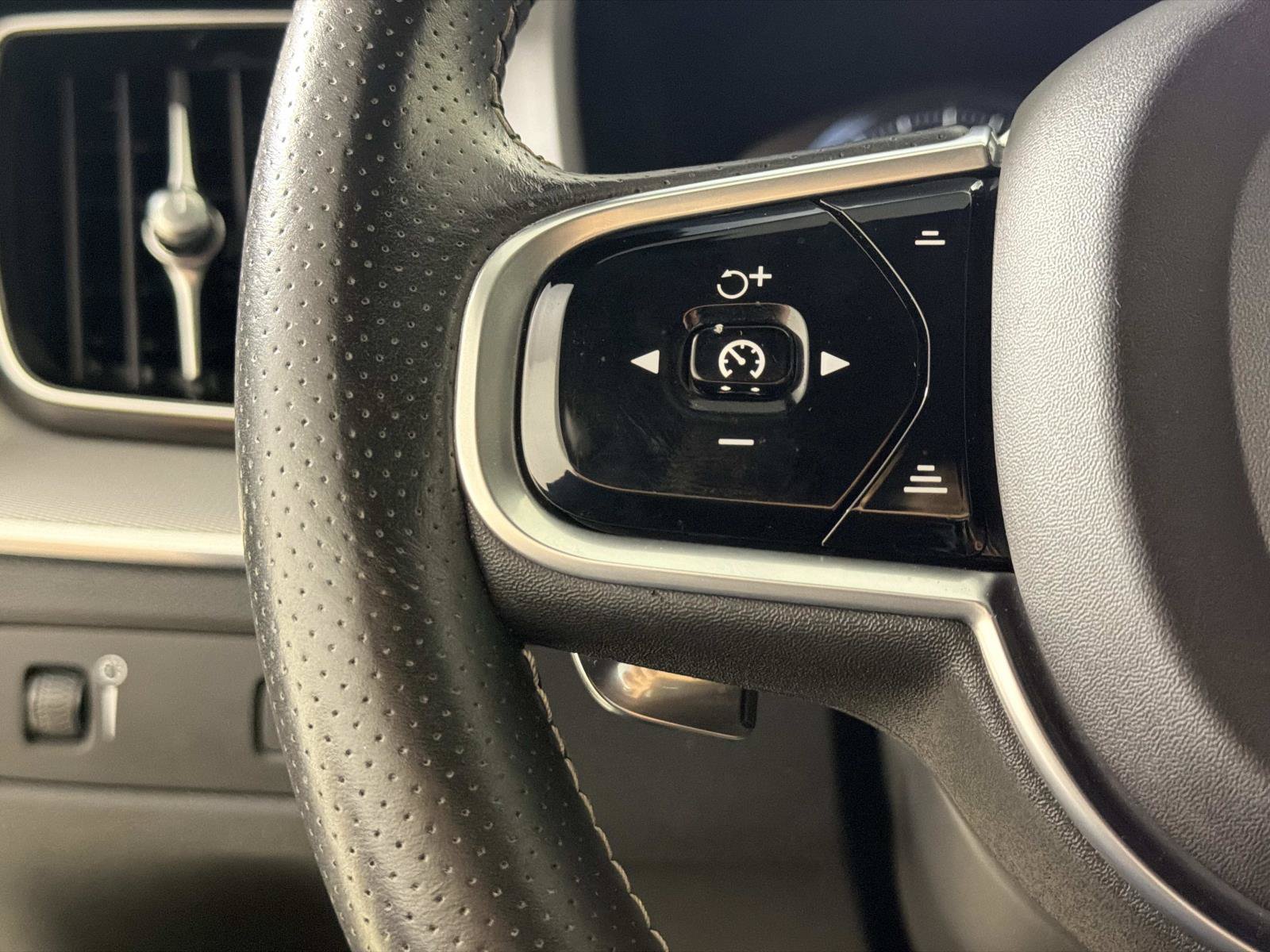 Used 2018 Volvo XC60 T6 R-Design w/ Convenience Package AWD/4WD image 28