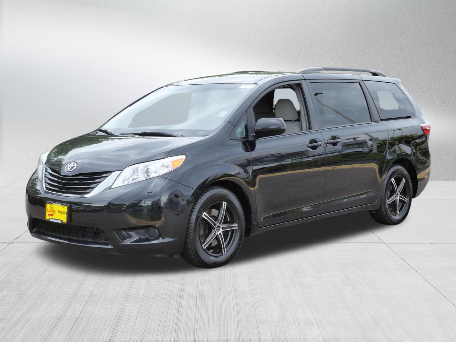 Used 2016 Toyota Sienna LE FWD image 3