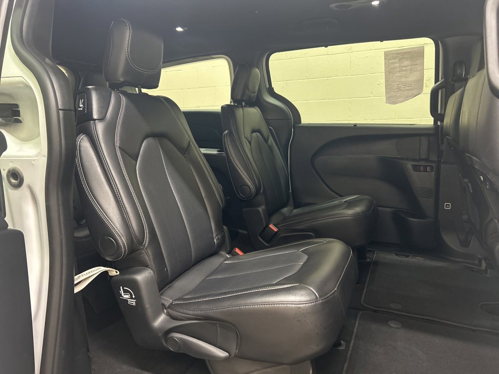 Used 2025 Chrysler Pacifica Select image 11