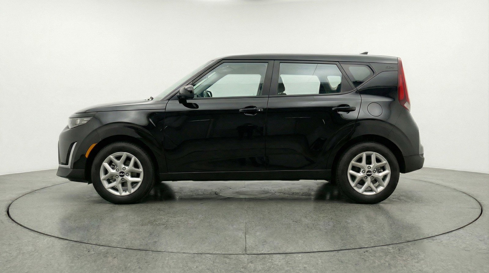 Used 2025 Kia Soul LX w/ LX Technology Package FWD image 5