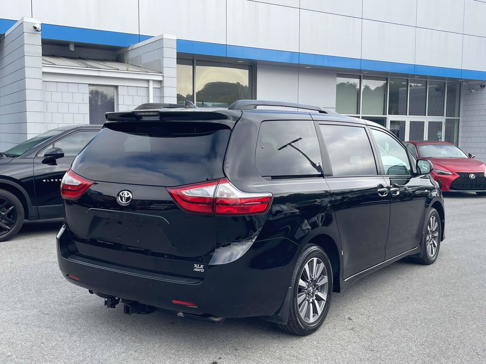 Used 2018 Toyota Sienna XLE w/ XLE Navigation Package AWD/4WD image 3
