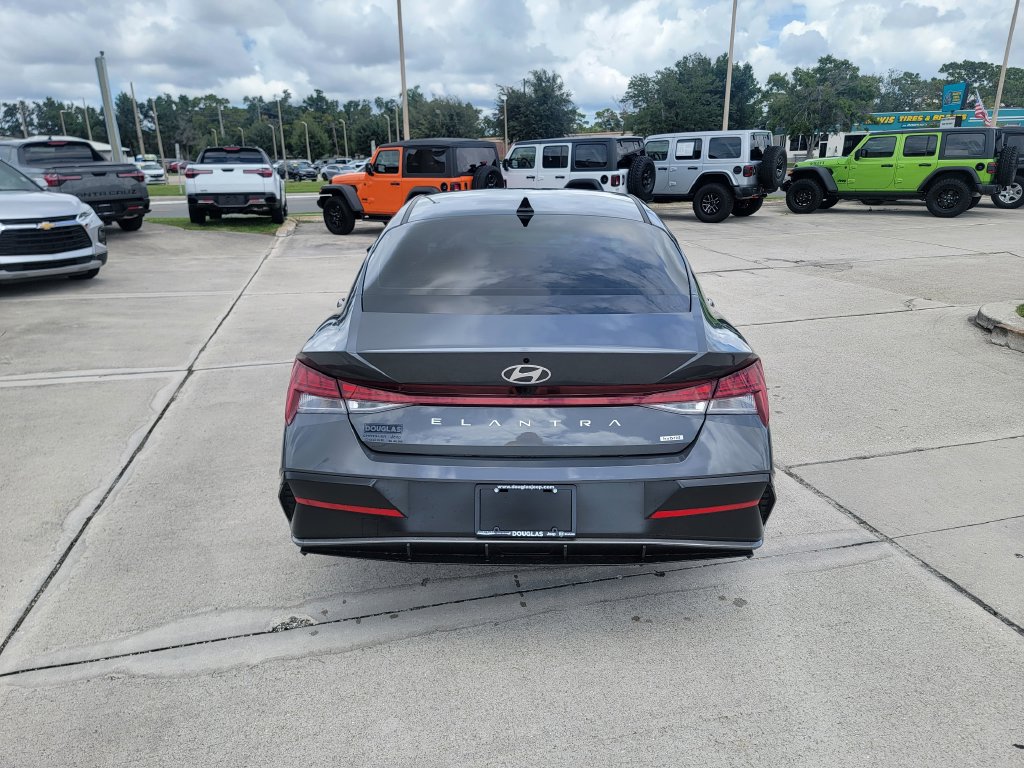 Used 2025 Hyundai Elantra Limited FWD image 4