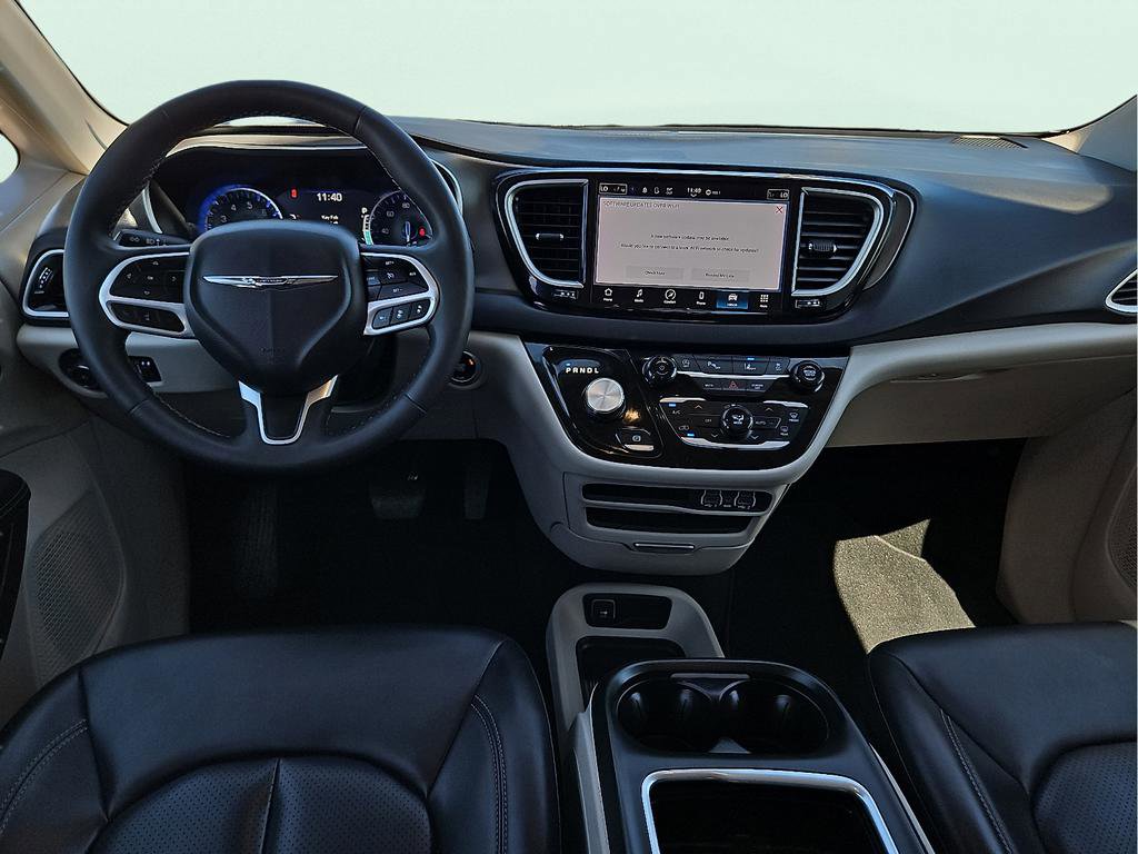 Used 2024 Chrysler Pacifica Touring-L image 11