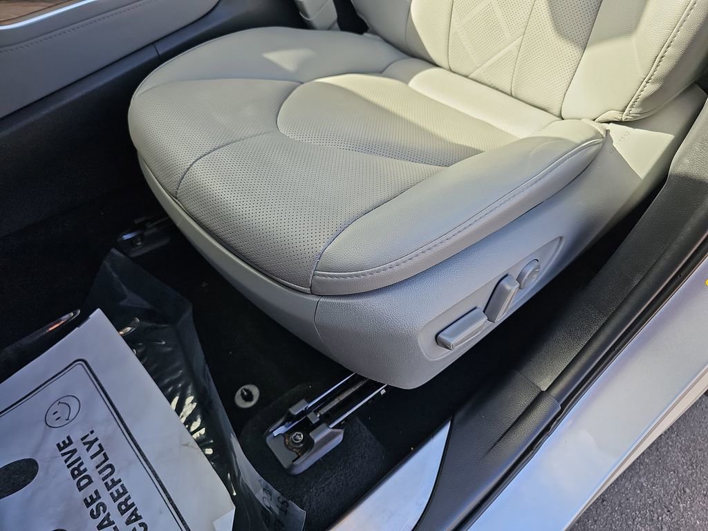 Used 2024 Toyota Highlander Platinum image 34