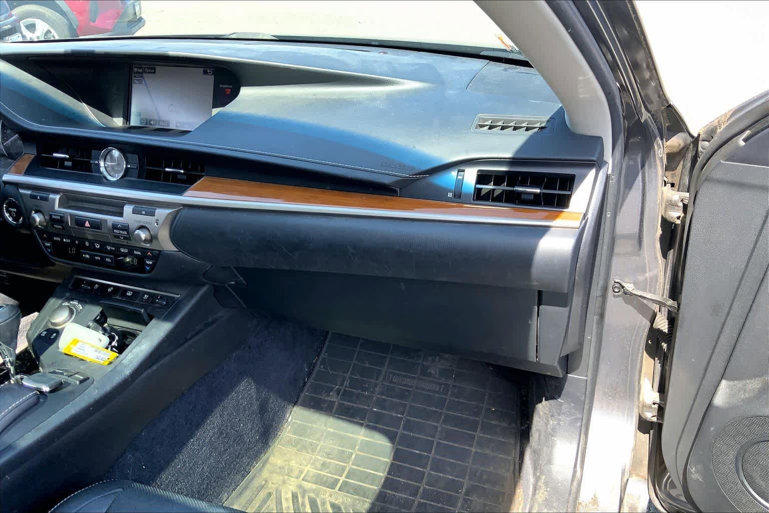 Used 2015 Lexus ES 300h w/ Navigation System Package FWD image 19