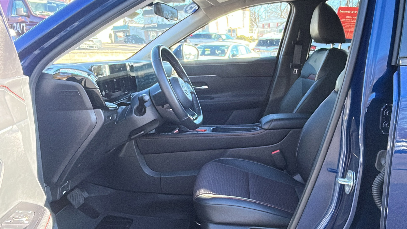 Certified 2025 Nissan Kicks SR image 30