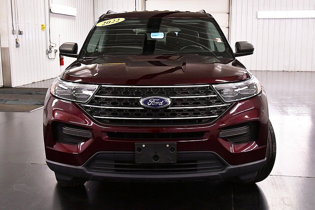 Used 2022 Ford Explorer XLT image 2