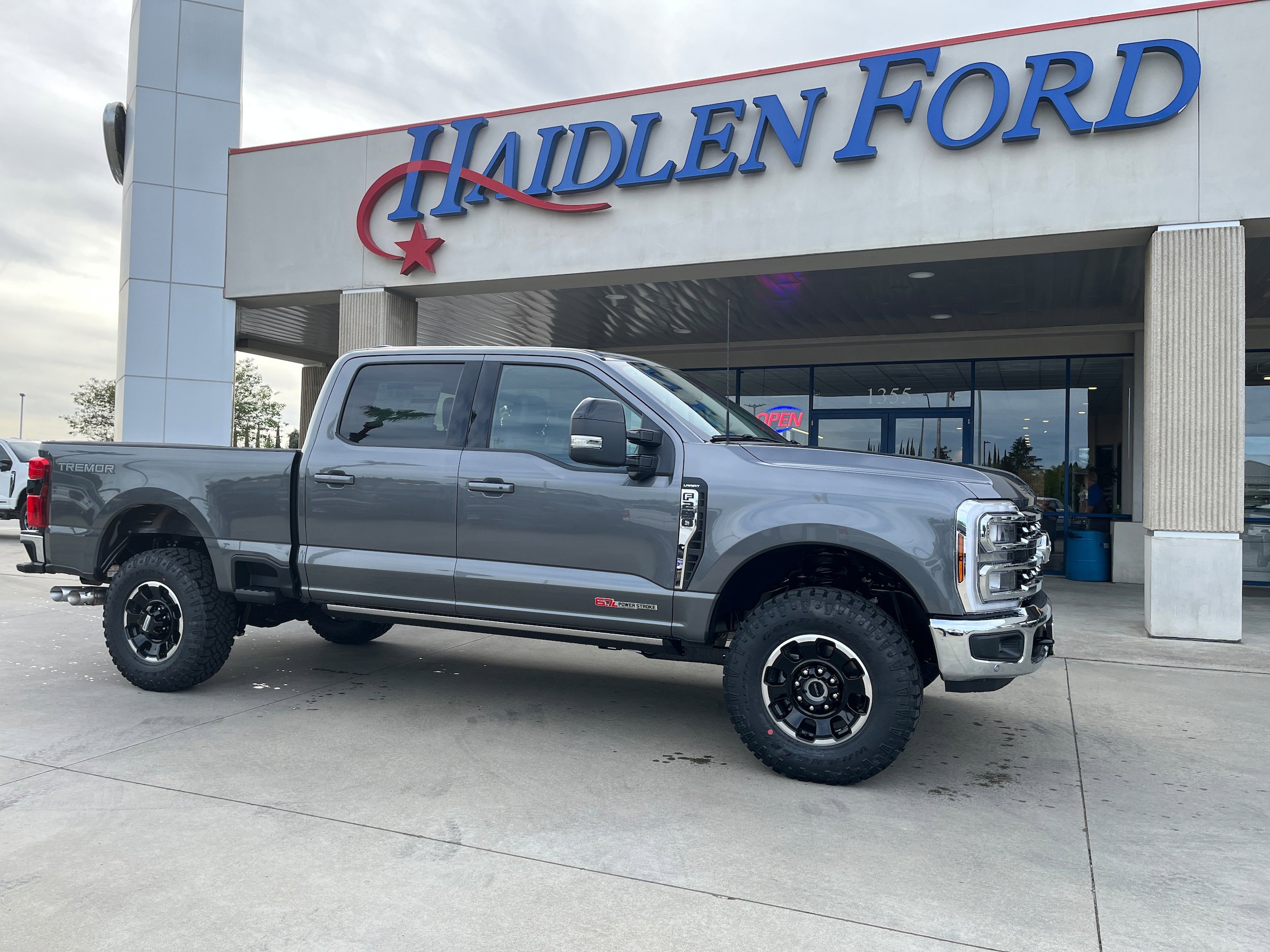 New 2026 Ford F250 Lariat w/ Tremor Off-Road Package AWD/4WD image 4